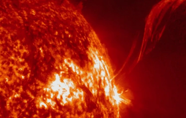 The Sun ejected two giant prominences