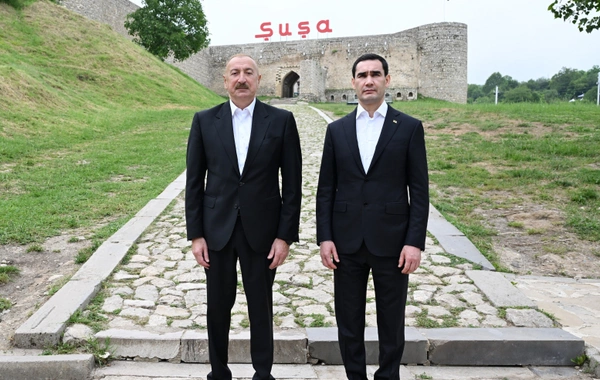 Prezidentlər Şuşada Azərbaycanın tanınmış şəxsiyyətlərinin işğal dövründə güllələnmiş büstlərinə baxıblar