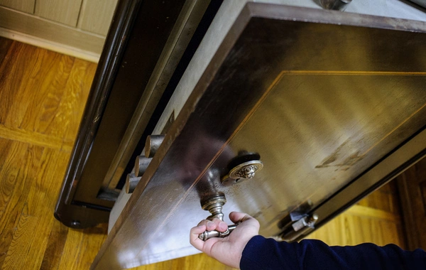 Məmurun evindən 340 min pul oğurlandı - Oğlunun sevgilisi həbs edildi