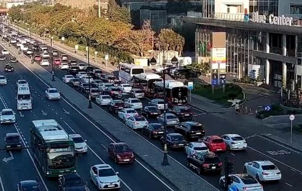 Bakının bir çox yollarında tıxac müşahidə olunur