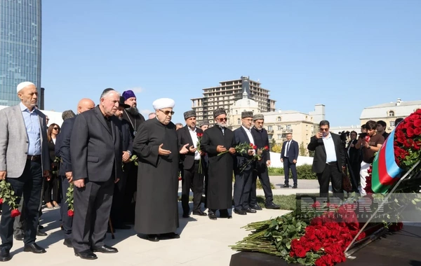 Dövlət və hökumət rəsmiləri Bakıdakı Zəfər parkında olublar