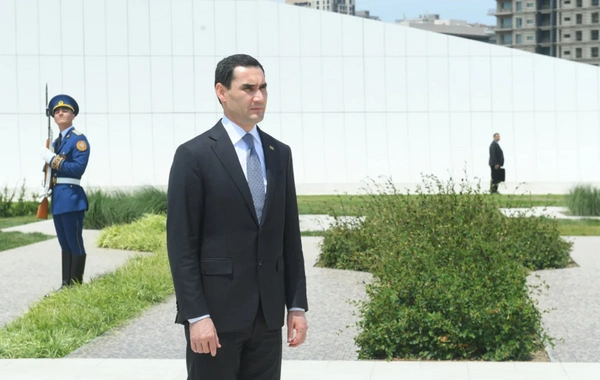 Türkmənistan Prezidenti Zəfər parkını ziyarət edib