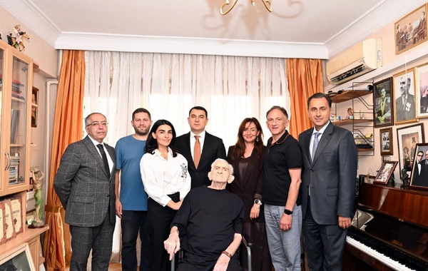 Adil Kərimli Xalq artisti Tofiq Bakıxanovu evində ziyarət edib