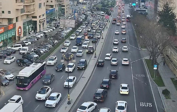 Həftənin ilk günü Bakının bəzi yollarında tıxac yaranıb