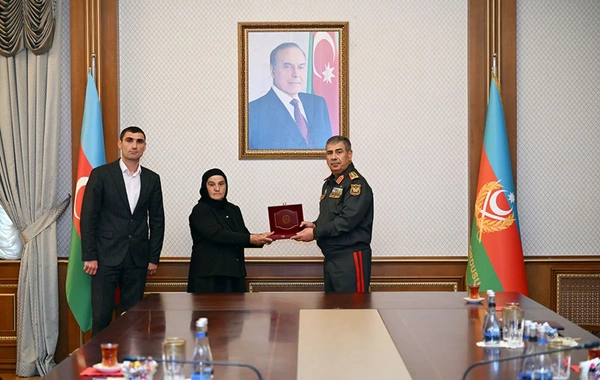 Zakir Həsənov Milli qəhrəmanların ailələlərinə medallar təqdim edib