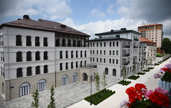 İlham Əliyev Şuşanın Qarabağ küçəsində dövlət-özəl tərəfdaşlığı çərçivəsində həyata keçirilmiş işlərlə tanış olub