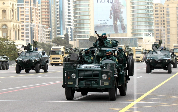 В Баку прошел марш военнослужащих в честь Дня Победы