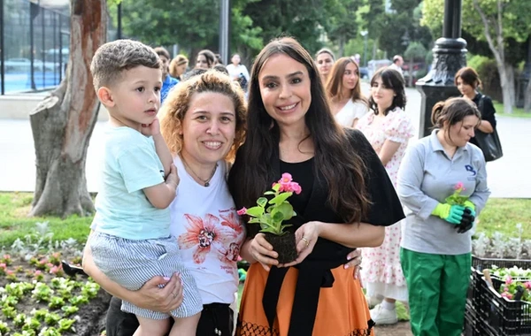 Leyla və Arzu Əliyevalar Bakı Bulvarında mövsümi güllərin əkilməsi aksiyasında iştirak ediblər