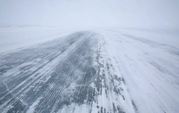 Şamaxıda buzlu yolda köməksiz qalan İKİSİ UŞAQ OLMAQLA beş nəfər xilas edildi