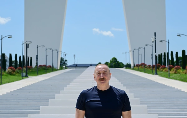 Prezident İlham Əliyev Xankəndi şəhərində Zəfər tağının önünə gül dəstələri düzüb