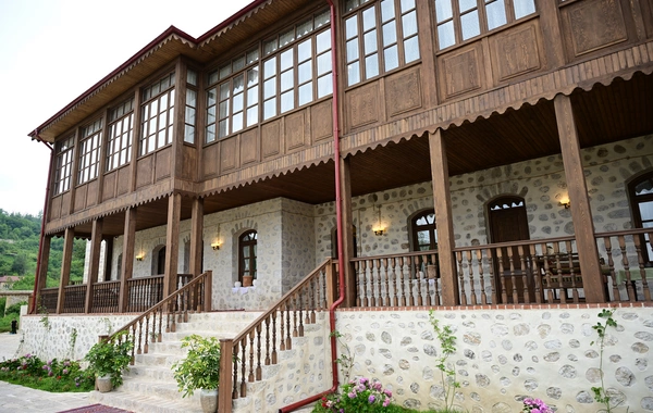 Prezident İlham Əliyev Şuşada "Yasəmən" hotelinin yeni korpusları ilə tanış olub