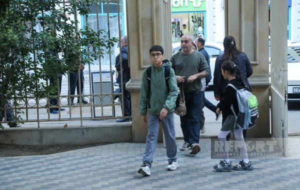 Bakıda 53 nömrəli tam orta məktəbdə vahid məktəbli geyimi ilə bağlı qərarın icrasına nəzarət olunur