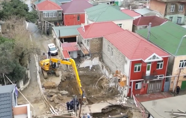 В Баку продолжаются работы на аварийном коллекторе: когда жители смогут вернуться в свои дома?