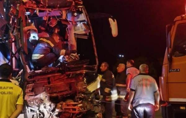 Türkiyədə avtobus TIR-la toqquşdu: 2 ölü, 22 yaralı