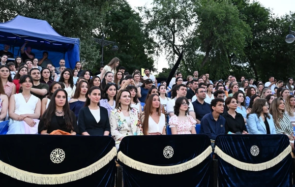 Leyla Əliyeva və Arzu Əliyeva "CandyFest" yay festivalını ziyarət edib və "Sehrli mirvari" su sirki şousunu izləyiblər