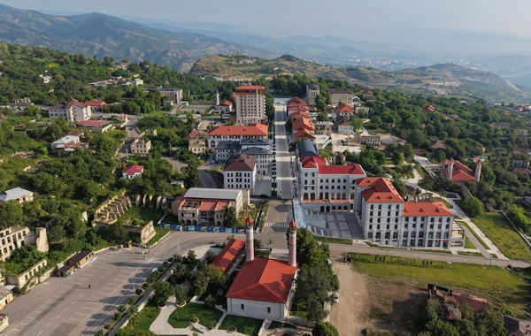 İlham Əliyev Şuşanın Qarabağ küçəsində dövlət-özəl tərəfdaşlığı çərçivəsində həyata keçirilmiş işlərlə tanış olub