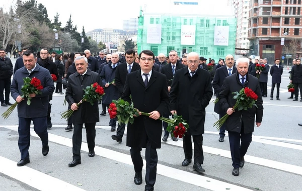 İqtisadiyyat Nazirliyinin rəhbərliyi Xocalı soyqırımı abidəsini ziyarət edib