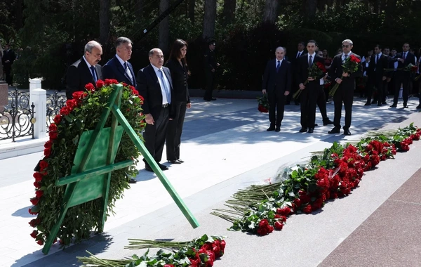 İqtisadiyyat Nazirliyinin rəhbərliyi Fəxri xiyabanda Ulu Öndər Heydər Əliyevin məzarını ziyarət edib