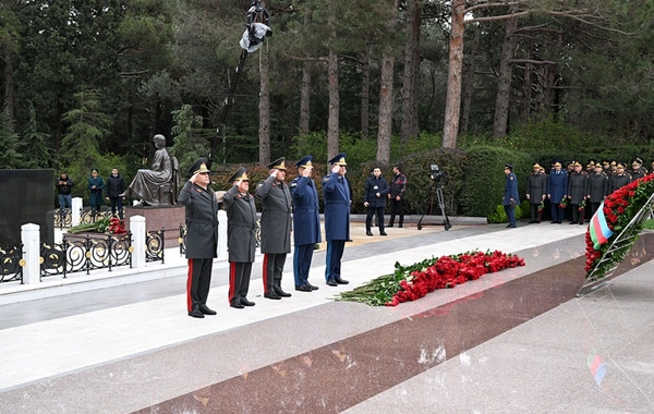 Müdafiə Nazirliyinin rəhbərliyi Ulu Öndərin məzarını ziyarət edib