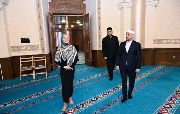 Leyla Əliyeva və Alyona Əliyeva Cümə məscidini ziyarət ediblər