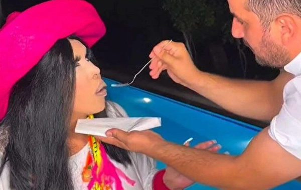 Bülent Ersoy dönərçini malikanəsinə gətirtdi - Hovuz kənarında dönər yedi
