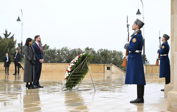 ABŞ Vitse-prezidenti və həyat yoldaşı Şəhidlər xiyabanını ziyarət ediblər