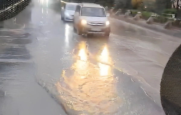 Xocalı prospektini su basıb, hərəkət çətinləşib