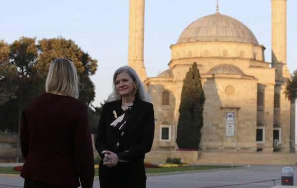 ABŞ dövlət katibinin siyasi məsələlər üzrə müşaviri Şəhidlər xiyabanını ziyarət edib