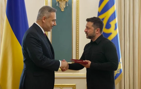 Zelenski Hakan Fidanı ordenlə təltif edib