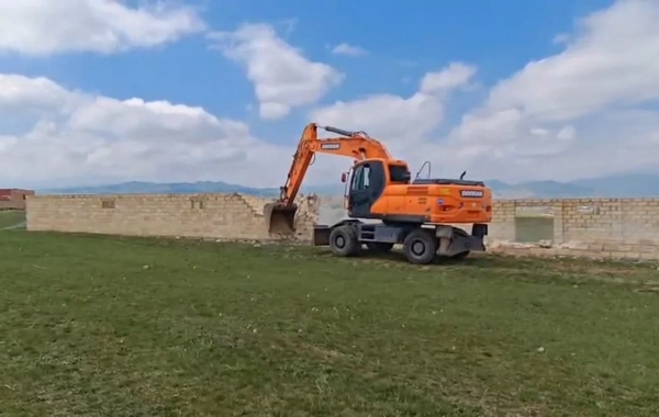 Göygöldə qanunsuz tikili sökülüb
