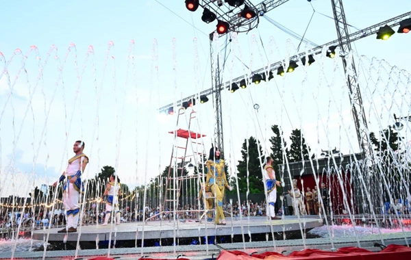 Leyla Əliyeva və Arzu Əliyeva "CandyFest" yay festivalını ziyarət edib və "Sehrli mirvari" su sirki şousunu izləyiblər
