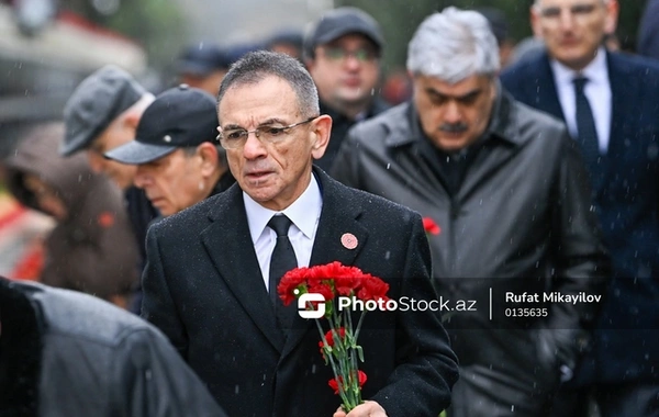 Dövlət rəsmiləri  20 Yanvar - Ümumxalq Hüzn Günü ilə bağlı Şəhidlər xiyabanını ziyarət ediblər