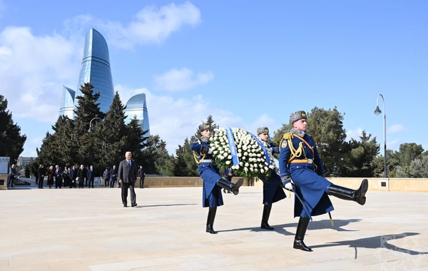 Antonio Koşta Bakıda şəhidlərin xatirəsini anıb