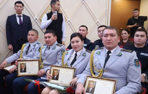 В Казахстане участвовавшие в спасении пассажиров самолета AZAL получили госнаграды