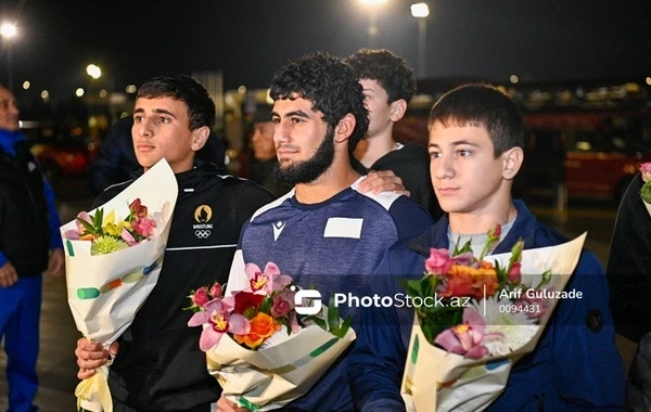 Успешно выступившие на чемпионате мира азербайджанские борцы вернулись на родину