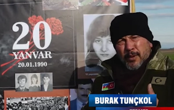 Türkiyəli fermer traktorla torpağın üzərinə 20 Yanvarda Bakı şəhidlərini hörmətlə anırıq yazısını həkk edib