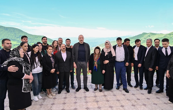 Prezident İlham Əliyev Şuşanın Böyük Qaladərəsi kəndində görülən işlərlə tanış olub, sakinlərlə görüşüb