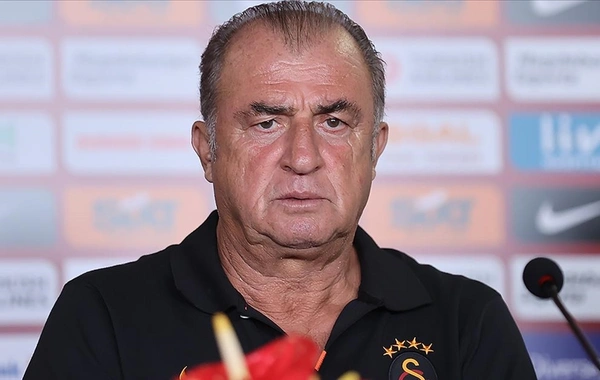 Fatih Terim Bakıda fanatların əhatəsinə düşüb