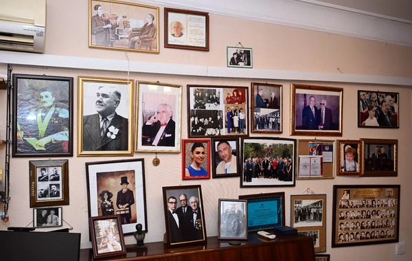 Adil Kərimli Xalq artisti Tofiq Bakıxanovu evində ziyarət edib