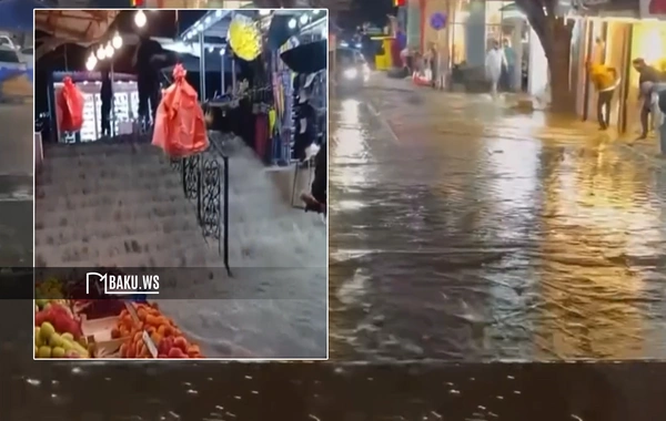Yağış Bakı yollarını iflic etdi: Küçələr keçilməz hala düşdü