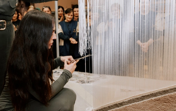 Leyla Əliyeva Şuşa məscidi üçün hazırlanmış dairəvi xalçanın kəsim mərasimində iştirak edib