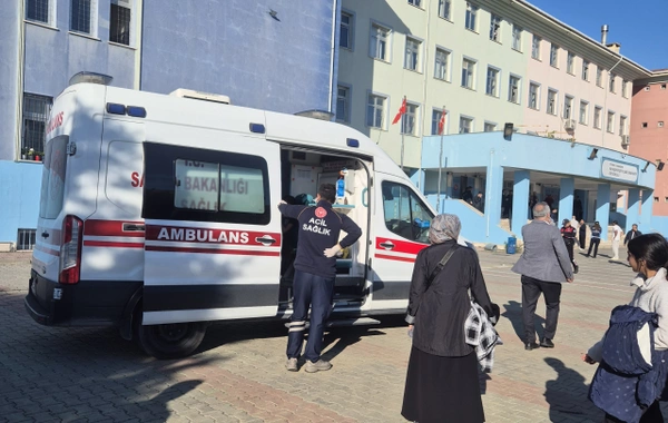İstanbulda məktəbdə bıçaqlı hücum: Məzun olmuş qız 8 şagirdi yaraladı