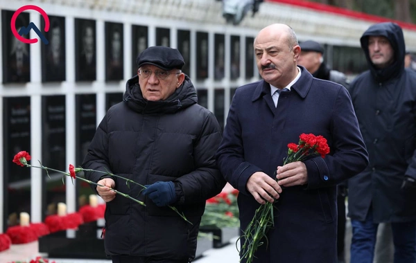 Rəsmilər Şəhidlər xiyabanında