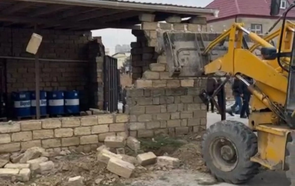 Nazirlik Binəqədidə qanunsuz tikilini sökdü