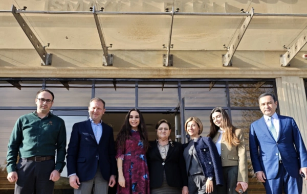 Leyla Əliyeva Şuşa məscidi üçün hazırlanan dünya xalçaçılıq tarixinin ən böyük dairəvi xalçası ilə tanış olub Leyla Əliyeva Şuşa məscidi üçün hazırlanan dünya xalçaçılıq tarixinin ən böyük dairəvi xalçası ilə tanış olub