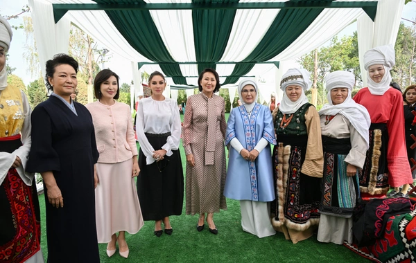 Mehriban Əliyeva Bişkekdə dekorativ-tətbiqi sənət ustalarının əl işlərindən ibarət sərgi ilə tanış olub