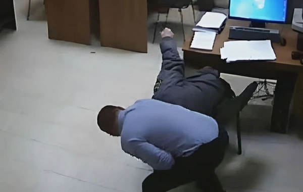 İmişlidə müəllim əməkhaqqına görə direktorla dalaşdı, arvadını və qızını DÖYDÜ