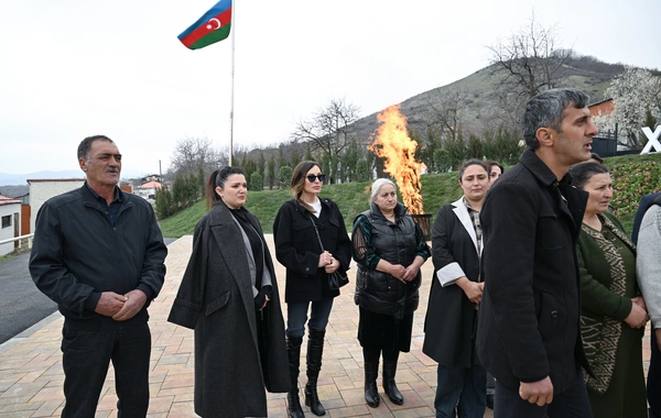 İlham Əliyev Xocavəndin Xanoba kəndində fərdi evlərin və infrastrukturun bərpası sahəsində görülən işlərlə tanış olub