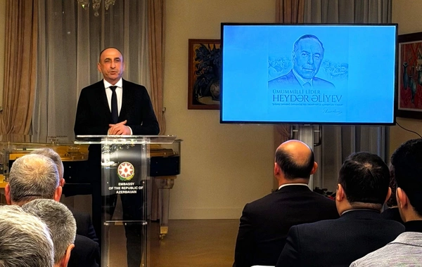Niderlandda Ulu Öndər Heydər Əliyevin anım günü qeyd edilib