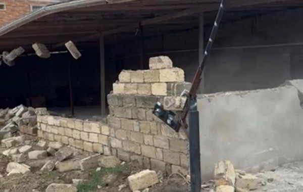 Nazirlik Binəqədidə qanunsuz tikilini sökdü